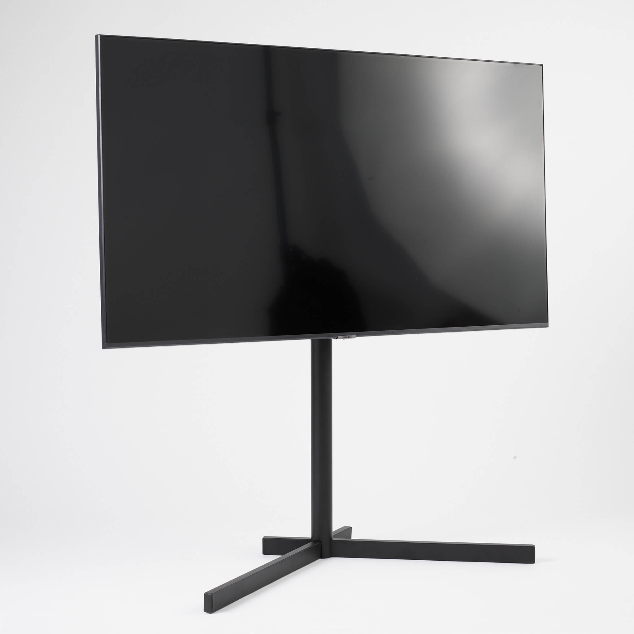 maeson_tv-stand_m_schr-g_TV Maeson TV-Stand Design TV-Standfuss L